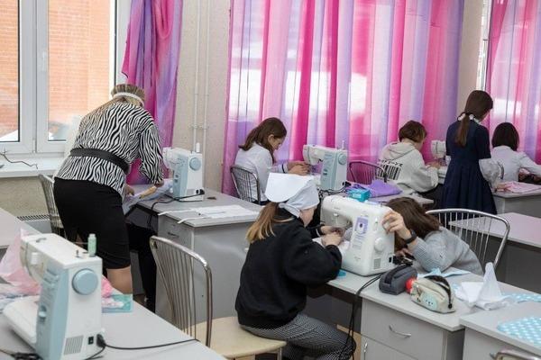 В екатеринбургской гимназии обновили швейные машинки - Фото 1