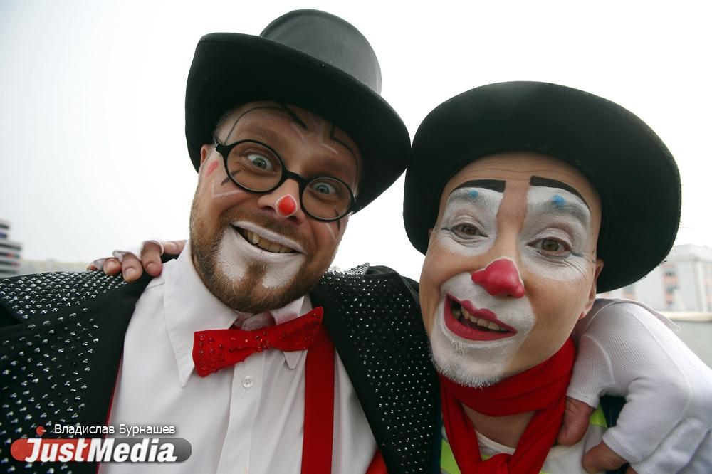 Клоуны Александр Филатов и Олег Величко: «Сегодня ясно, солнечно, прекрасно. Но это не точно». В Екатеринбурге +8 градусов - Фото 1