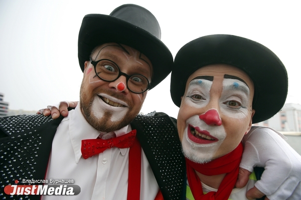 Клоуны Александр Филатов и Олег Величко: «Сегодня ясно, солнечно, прекрасно. Но это не точно». В Екатеринбурге +8 градусов
