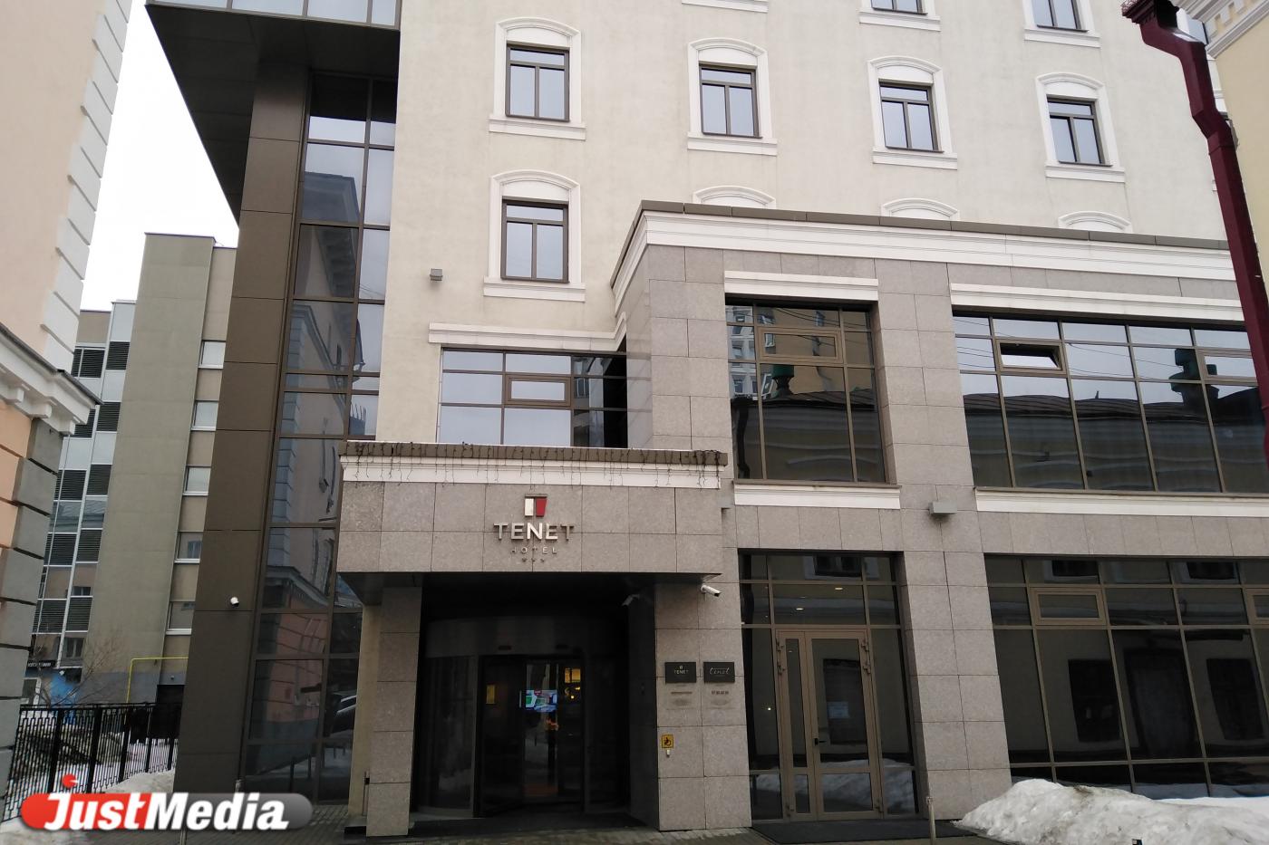 Стендап-комик Денис Чужой потроллил екатеринбургский отель в стиле фильма «Довод» - Фото 1