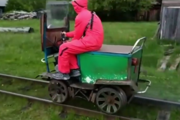 Евгений Куйвашев поблагодарил волонтера из поселка Муратково за мотодрезину - Фото 1