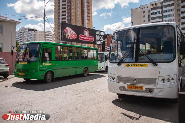 Девушка упала в обморок в автобусе из-за духоты - Фото 1