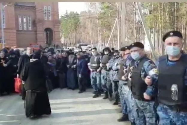 Силовики выдворили монахинь с территории Среднеуральского монастыря - Фото 1