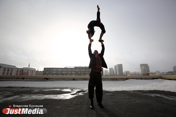 Акробаты Сергей и Анастасия Золотухины: «Думаем, скоро потеплеет». В Екатеринбурге +11 градусов