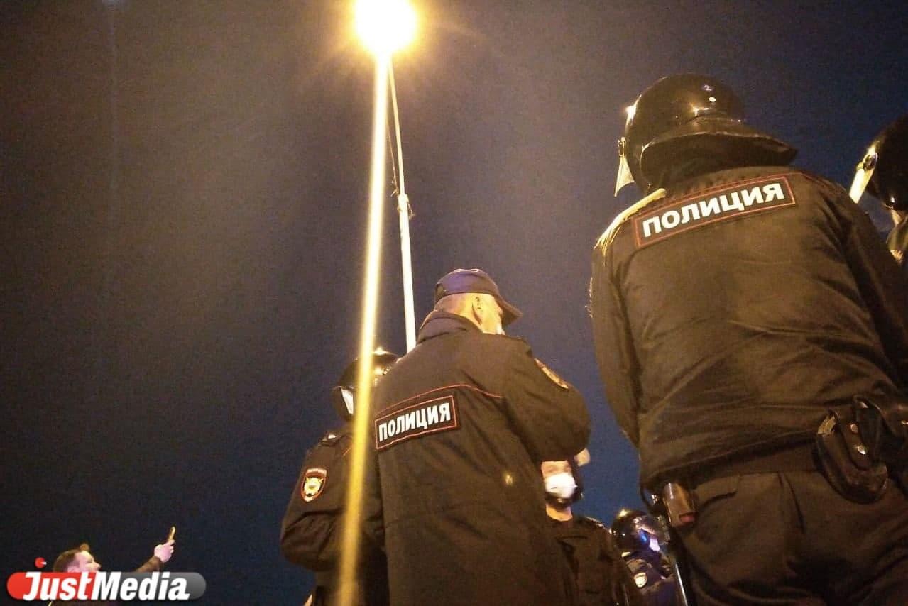 На несанкционированном митинге в поддержку Алексея Навального в Екатеринбурге задержали 11 человек - Фото 1