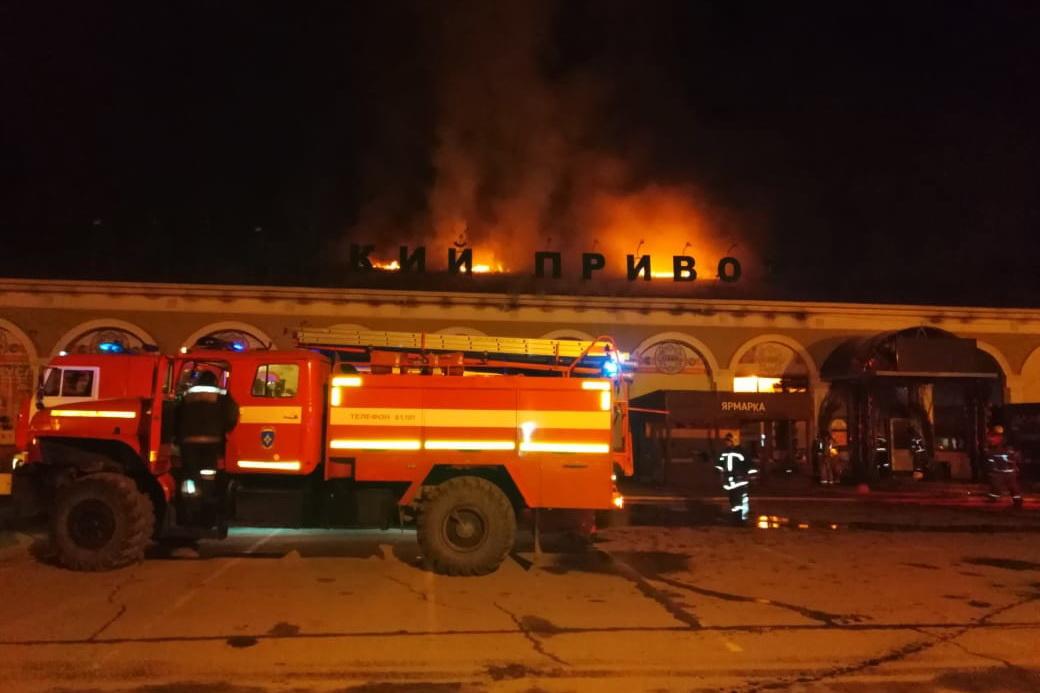 В Арамили сгорел торговый центр. Пожар тушили всю ночь - Фото 1