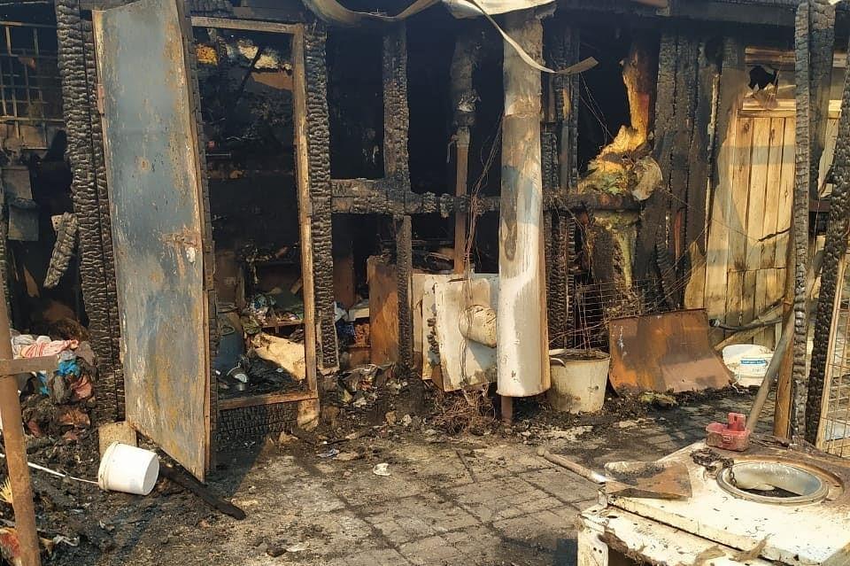 В поселке Билимбай сгорела частная передержка с собаками - Фото 1