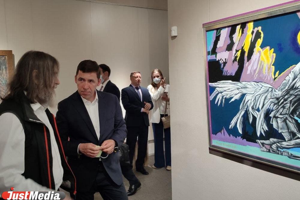 Федор Конюхов провел для Евгения Куйвашева персональную экскурсию по своей выставке и обещал повесить в Екатеринбурге скворечник - Фото 1