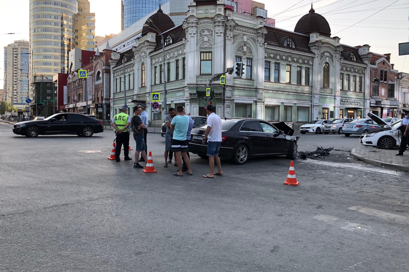 В Екатеринбурге лихач на «Мерседесе» проехал на красный и влетел в «Шевроле» - Фото 1