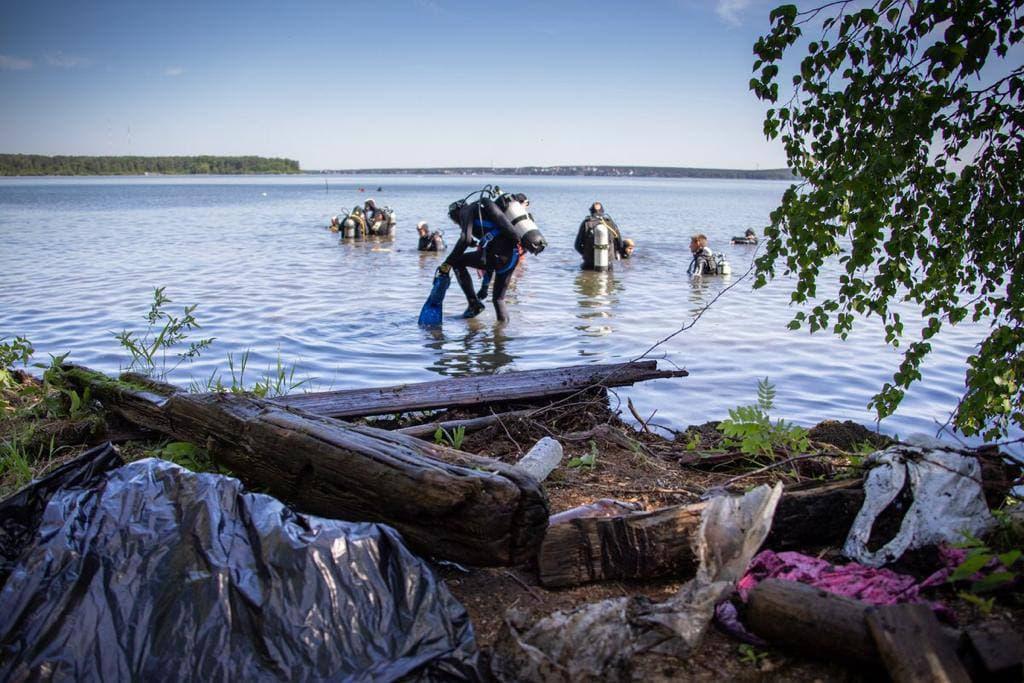 Дайверы, волонтеры и активисты очистили берег и акваторию озера Шарташ - Фото 1