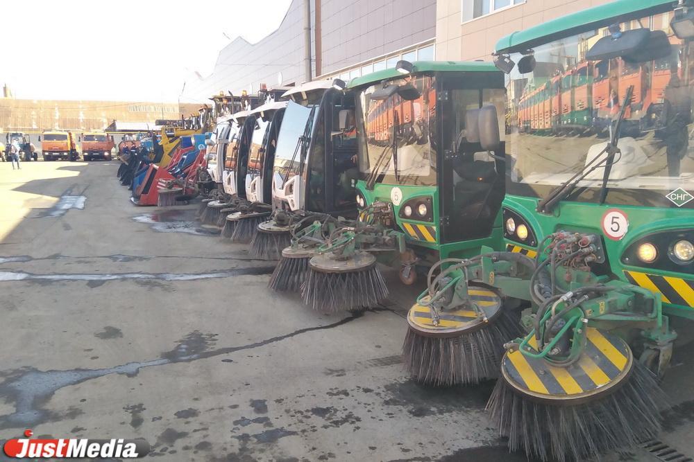 К осени в Екатеринбурге появится 100 единиц новой дорожно-коммунальных техники - Фото 1