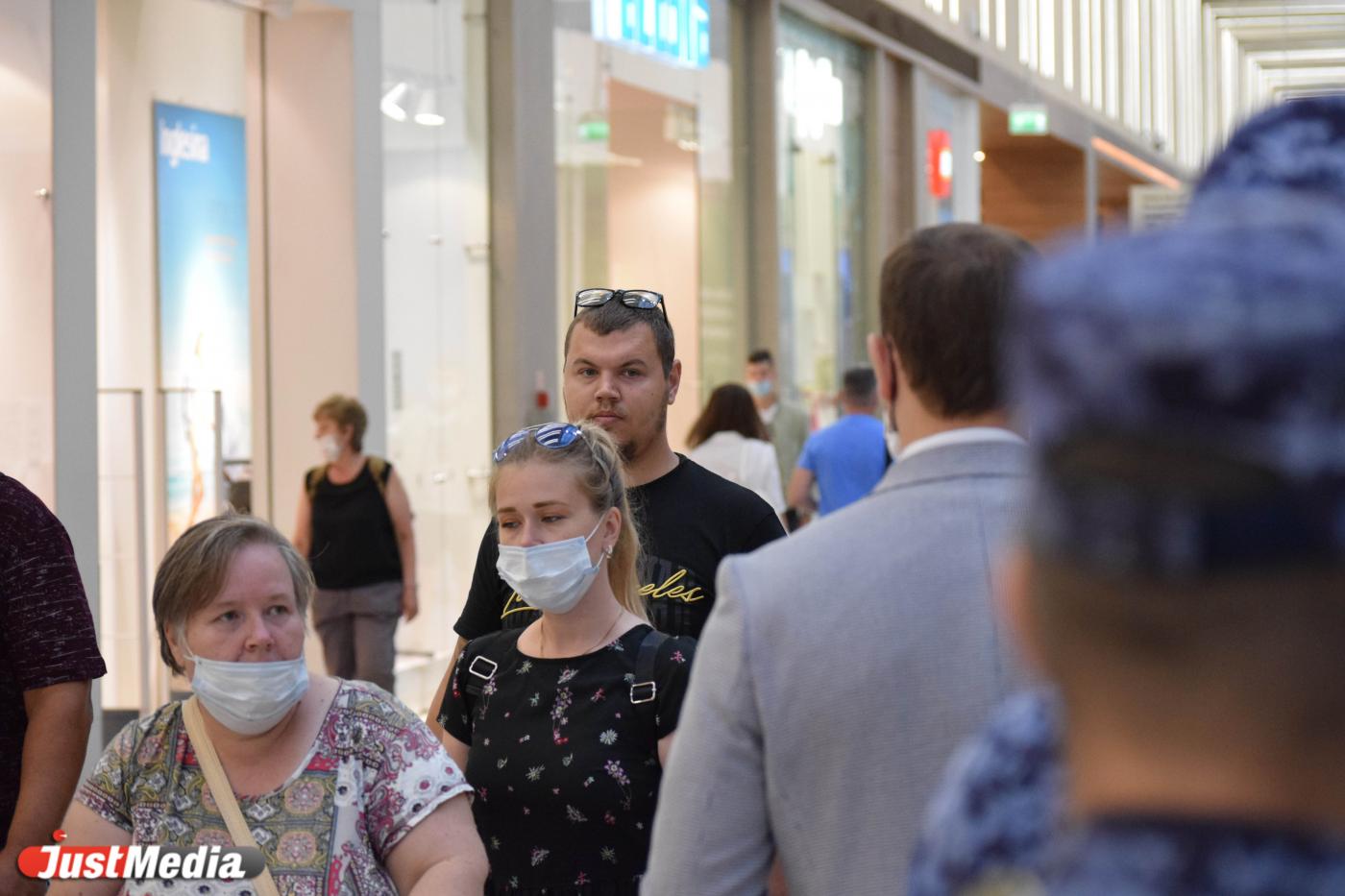 Екатеринбуржцы предпочитают носить маски в карманах и на подбородке. Помогут ли ежедневные рейды с людьми с автоматами? - Фото 1