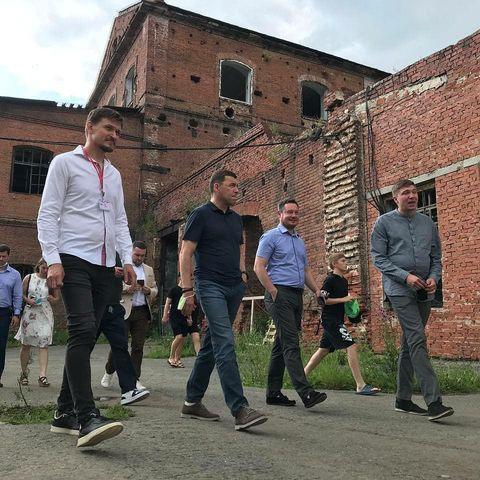 Свердловский губернатор выпил сысертского лимонада и согласился проводить «Лето на заводе» даже зимой - Фото 1