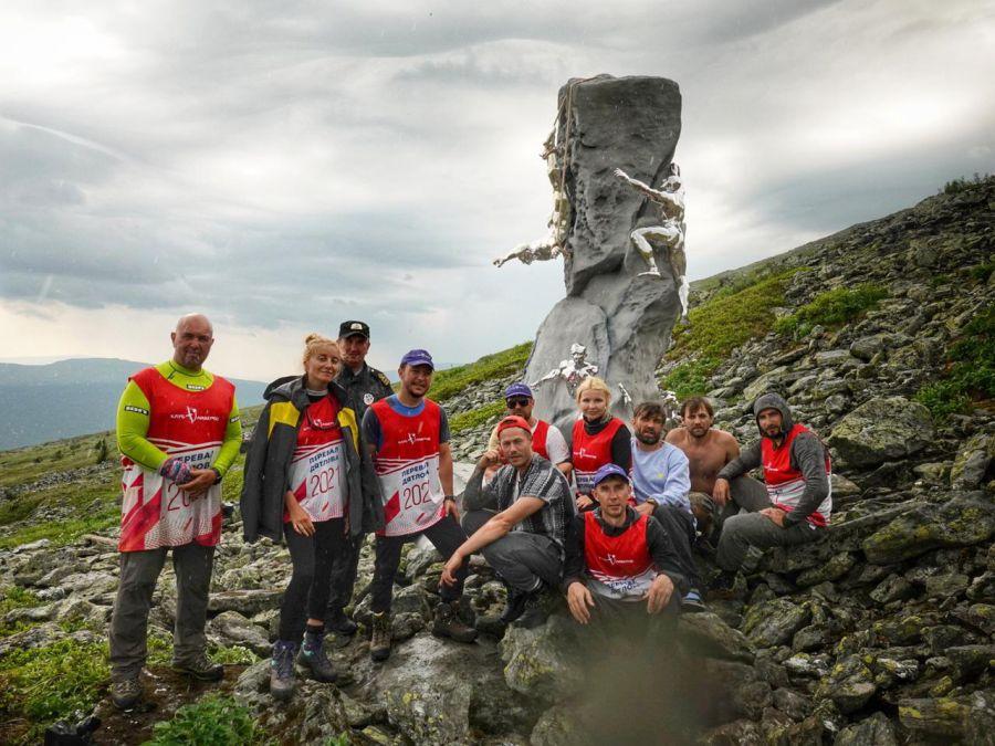 На перевале Дятлова установили максимально странный памятник - Фото 1