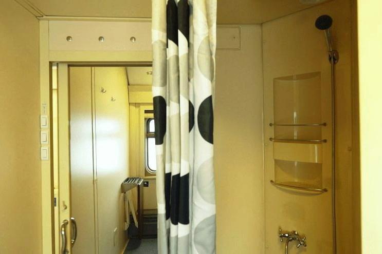 Холдинг «РЖД» увеличил объем оказанных пассажирам в 1 полугодии дополнительных услуг: спрос на «Душ в поезде» вырос - Фото 1