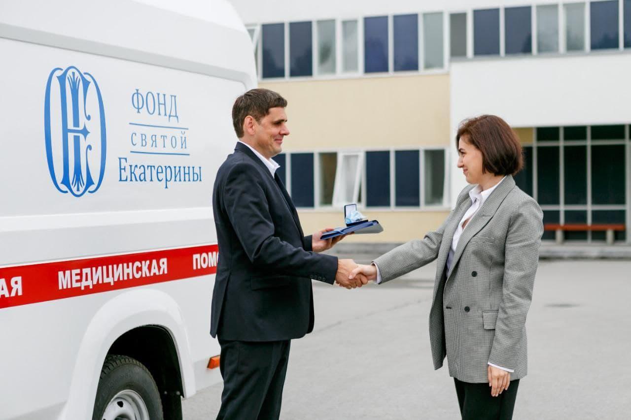 «Было 15 вызовов в день, стало 150». Фонд святой Екатерины передал еще три машины для медиков Свердловской области - Фото 1