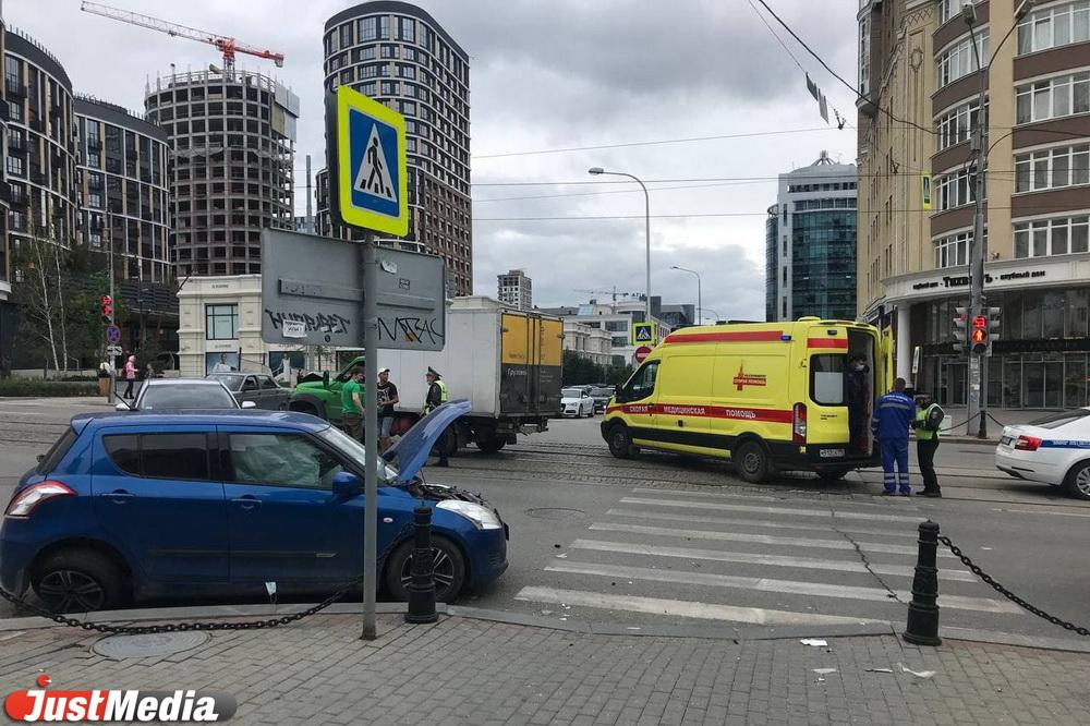 Напротив элитного ЖК в центре Екатеринбурга грузовик снес легковушку - Фото 1