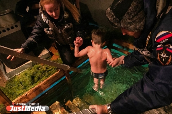 Власти свердловской области попросили жителей региона отказаться от купания в проруби на Крещение - Фото 1