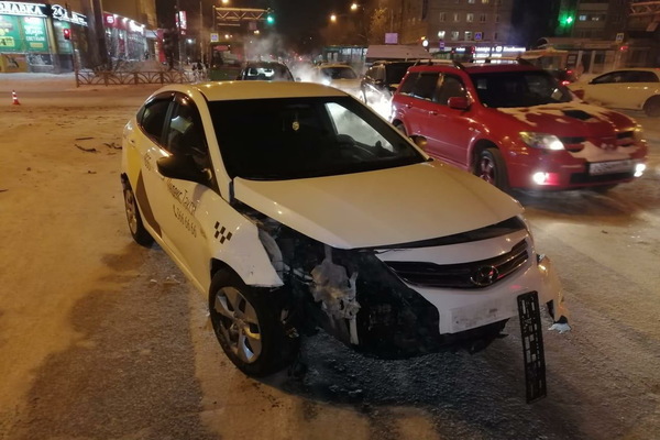 ГИБДД Екатеринбурга отмечает рост числа аварий по вине водителей такси - Фото 1