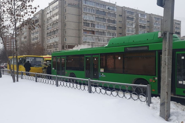 В столице Урала столкнулись два автобуса - Фото 1