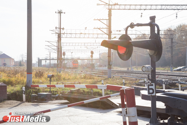 Свердловская железная дорога обеспокоена увеличением количества ДТП на железнодорожных переездах  - Фото 1