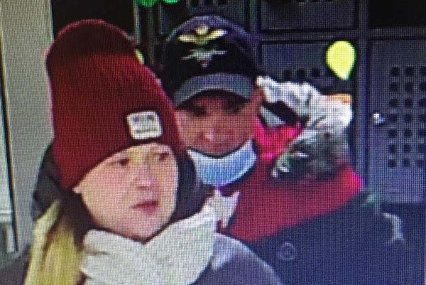 В Екатеринбурге разыскивают пару, которая украла забытую покупателем в магазине барсетку с документами и деньгами - Фото 1