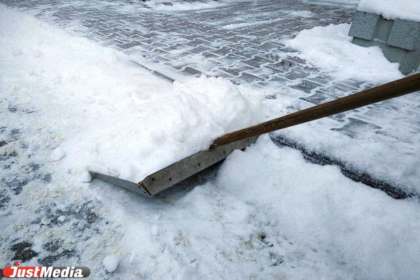 Екатеринбуржцы массово скупают лопаты и снегоуборочные машины - Фото 1