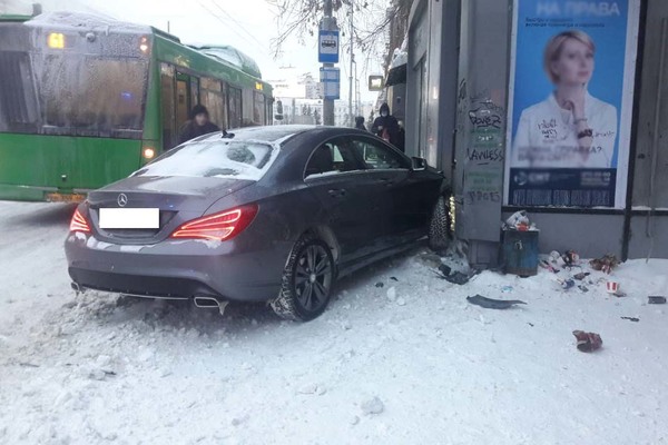 В центре Екатеринбурга иномарка влетела в остановку, где были люди - Фото 1