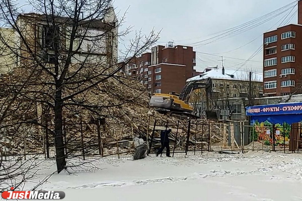 В Екатеринбурге на площадке ПРОМЭКТа продолжает работать строительная техника - Фото 1