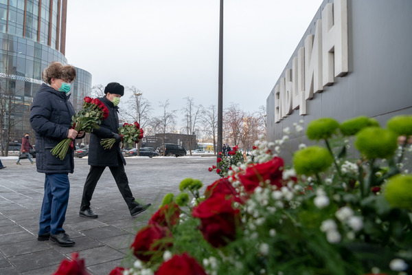 Руководители Екатеринбурга, области и округа возложили цветы к памятнику Ельцина - Фото 1