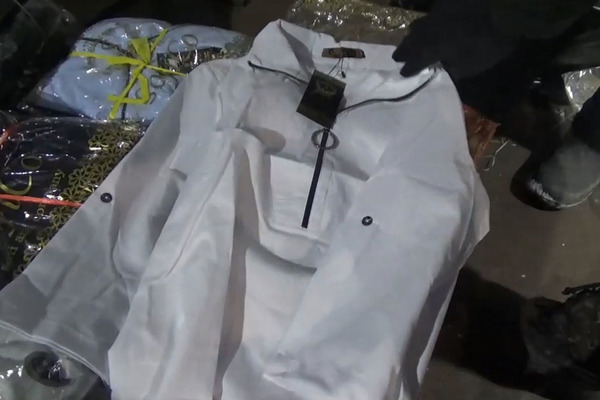 В Екатеринбург из Кыргызской Республики пытались провезти полтонны немаркированных блузок и курток - Фото 1