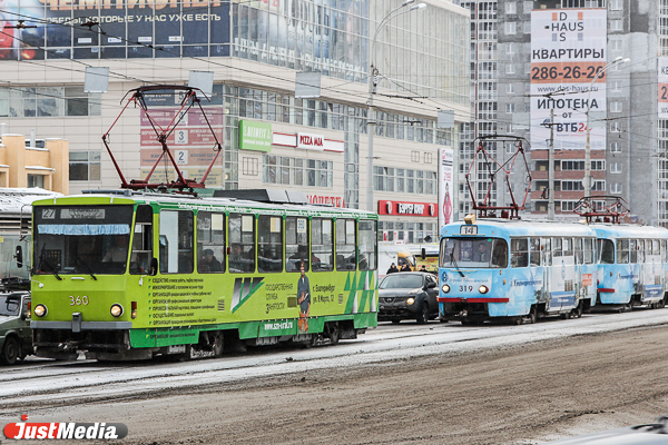 В центре Екатеринбурга из-за морозов встали трамваи - Фото 1