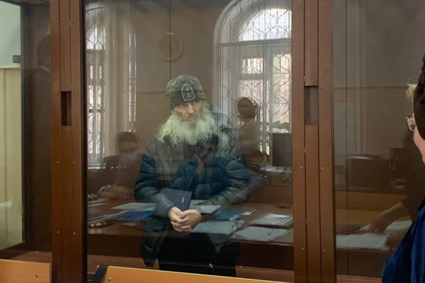 Сторонники бывшего схиигумена Сергия молились у здания Басманного суда во время процесса над их духовным наставником - Фото 1