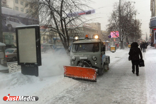 Более 27 тонн противогололёдных материалов высыпали на тротуары Екатеринбурга - Фото 1