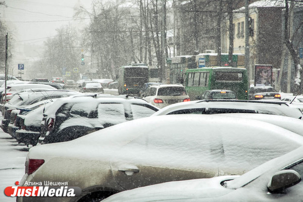 Свердловских водителей просят отказаться от поездок - Фото 1
