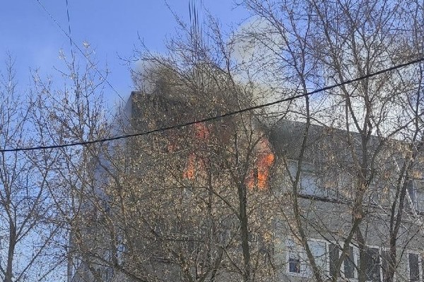 В Екатеринбурге загорелось здание НИИ металлургии и материалов - Фото 1