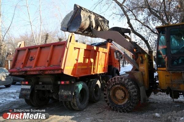 Более 55 тысяч тонн снега вывезли за неделю из Екатеринбурга - Фото 1