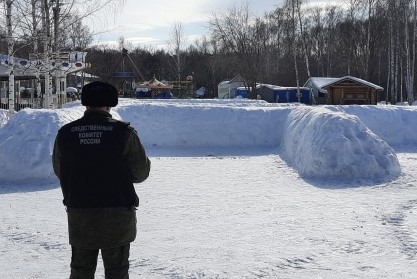 В Екатеринбурге СРК возбудило уголовное дело из-за падения информационного щита на мужчину - Фото 1