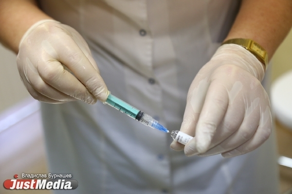 Прививку от клещевого энцефалита можно сделать только через месяц после вакцины от коронавируса - Фото 1