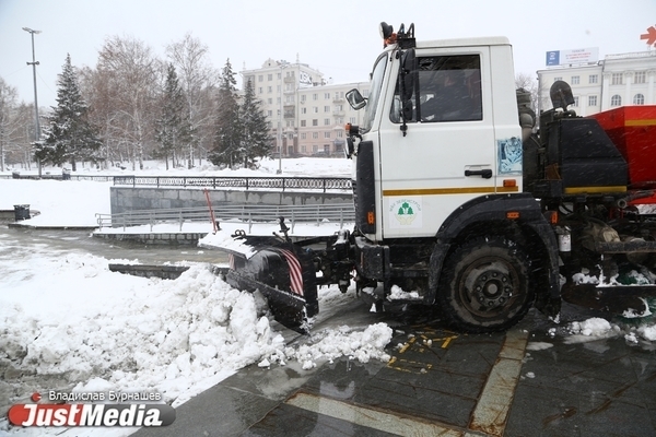 В Екатеринбурге продолжается уборка улиц от снега - Фото 1
