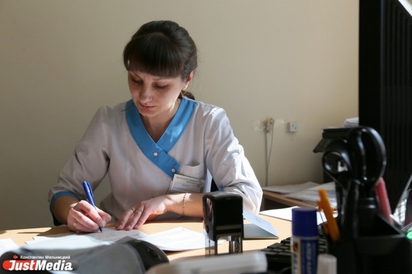 В 2021 году на Среднем Урале коронавирусные выплаты будут получать медики из 113 больниц - Фото 1