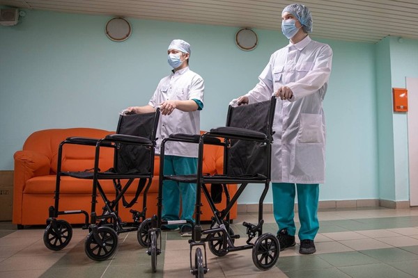 Екатеринбургский депутат закупил больнице оборудование для сопровождения маломобильных граждан - Фото 1