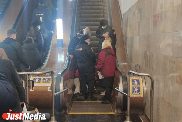 На станции «Площадь 1905 года» пожилой мужчина упал на эскалаторе - Фото 1