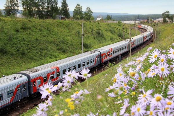 С апреля на СвЖД будет курсировать больше поездов дальнего следования - Фото 1