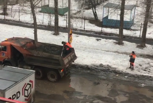 Щебень в лужи. В Екатеринбурге начался косметический ремонт дорог - Фото 1