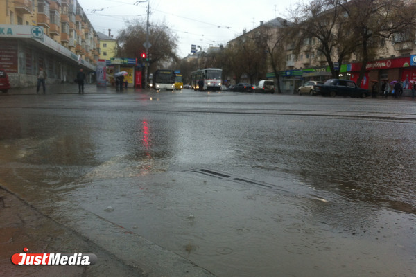 В Екатеринбурге чистят «ливнёвку»  - Фото 1