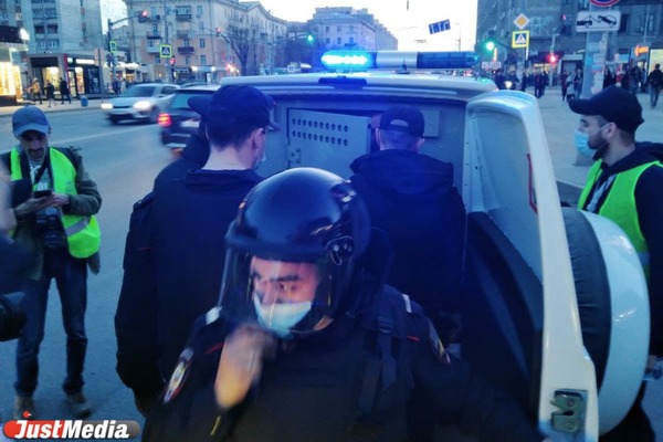 МОБ: В митинге в поддержку Навального в Екатеринбурге приняло участи 2,5 тысячи человек - Фото 1