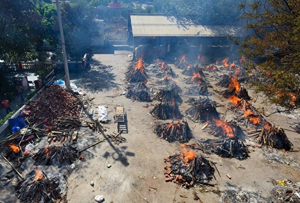 Население Индии вымирает от коронавируса. Трупы сжигают прямо на улицах - Фото 1