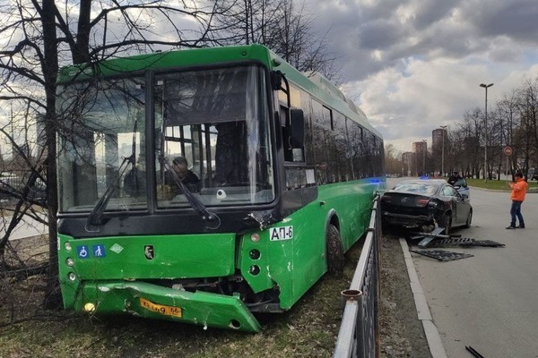 В центре Екатеринбурга столкнулись муниципальный автобус и «Мерседес» - Фото 1