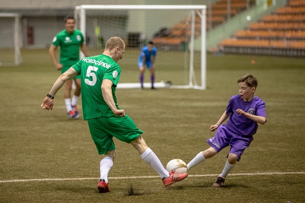 Юные спортсмены Урала сыграли в футбол со звездами - Фото 1